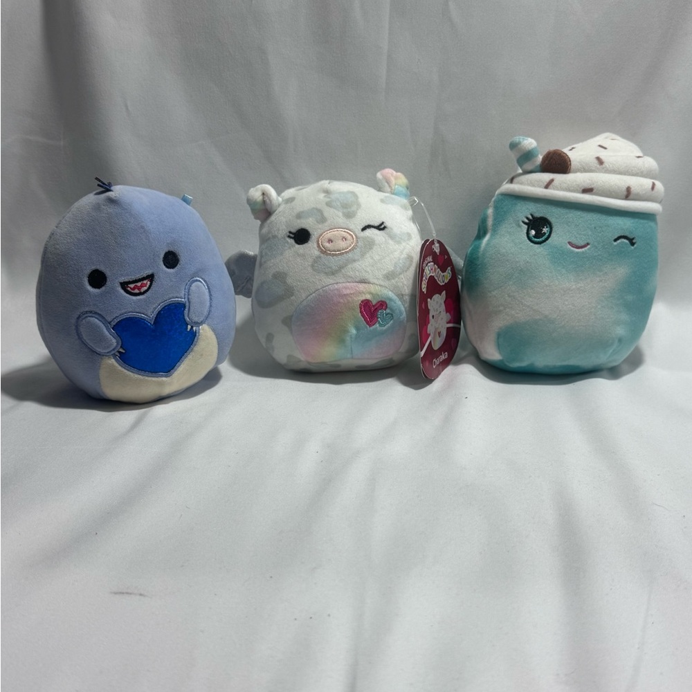 SQUISHMALLOWS MINI LOT. CHARAKA FLYING PIG, RONELLO THE DINO, MYSTERY MINT SHAKE
